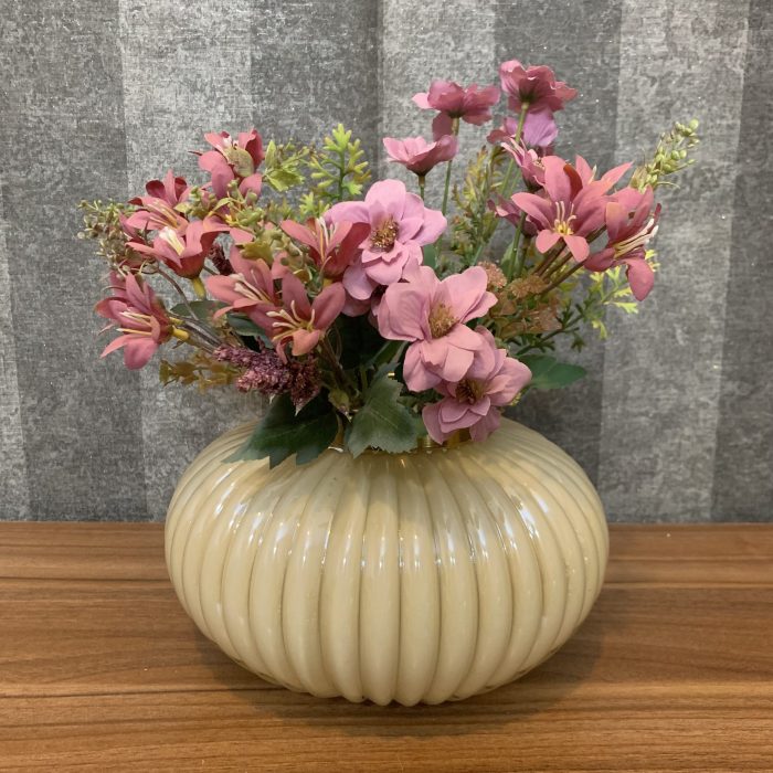 گلدان شیشه ای کرم