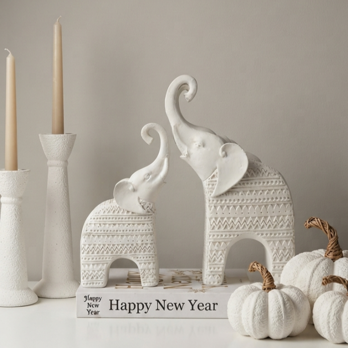 مجسمه رومیزی فیل نقشینه کنار شمعدان