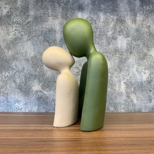 مجسمه زوج بوسه سبز کرم